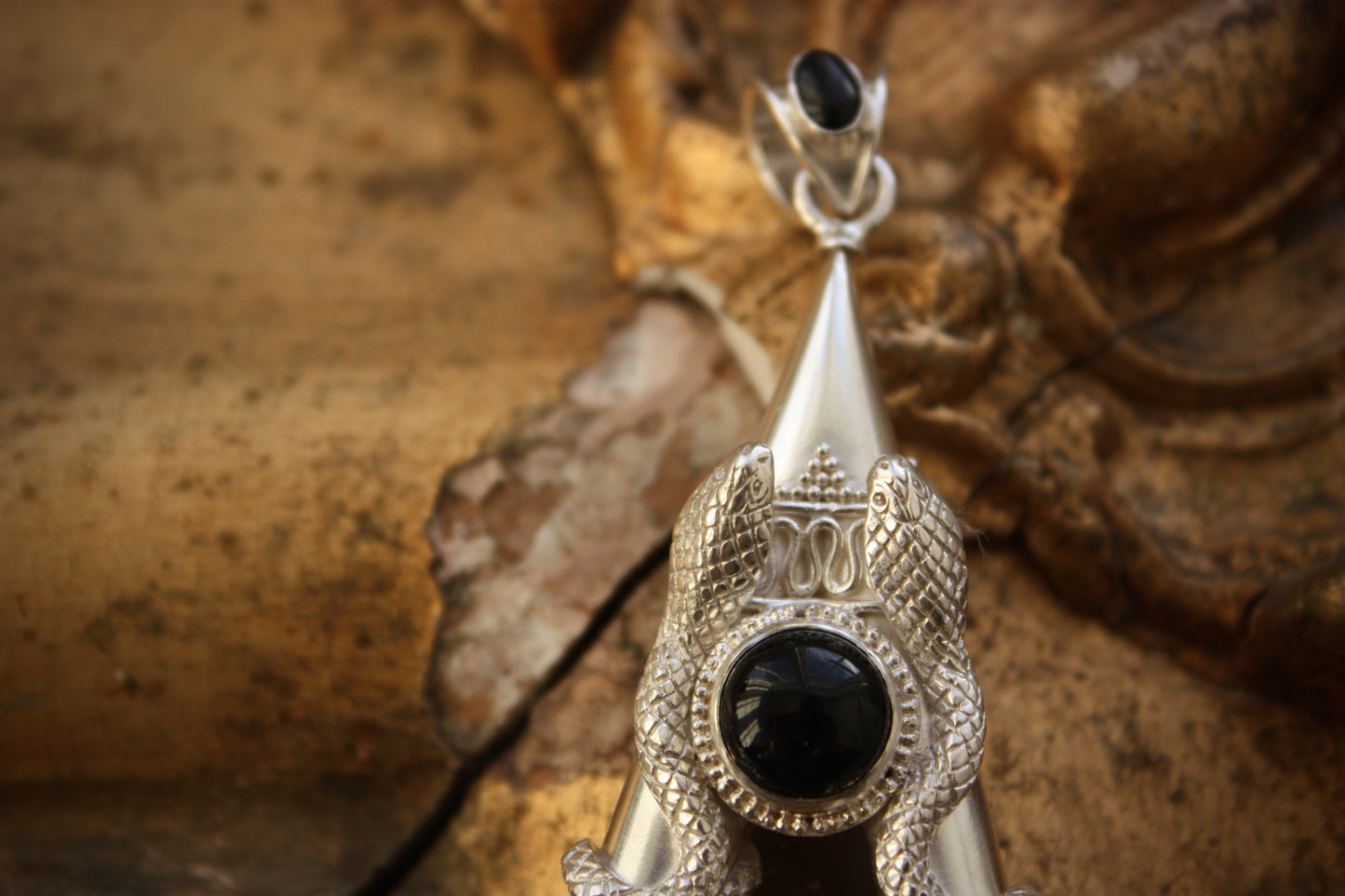 Onyx double Serpent w/ wooden box