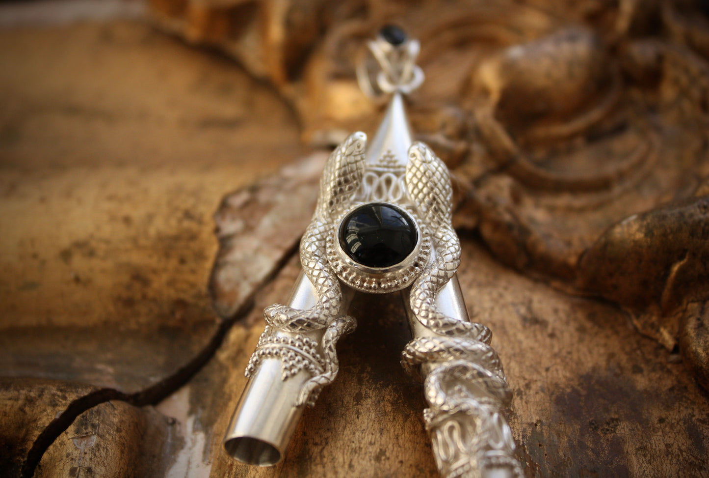 Onyx double Serpent w/ wooden box