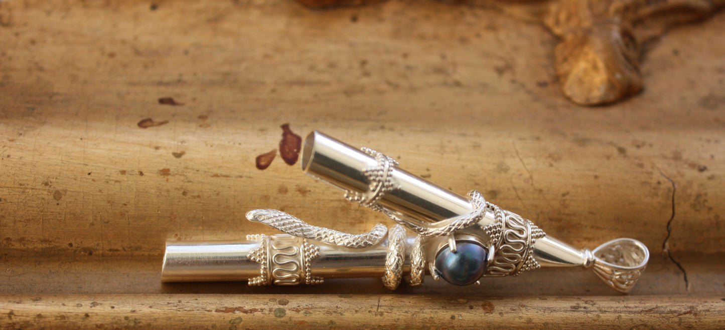 Black Pearl Serpent w / wooden box