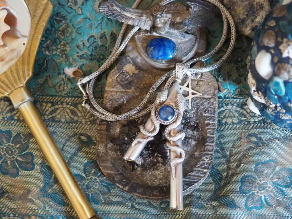 Kyanite Double Serpent w/wooden box